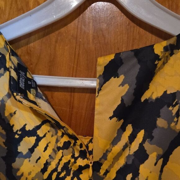 Black and Yellow Sheath Mini Dress with Crew Neck - Picture 6 of 8